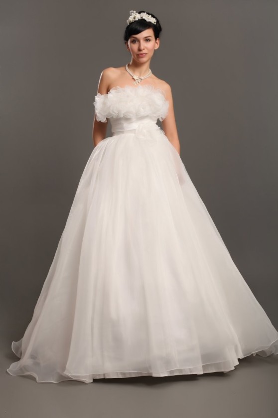 Beautiful-White-Organza-Strapless-Wedding-Gown